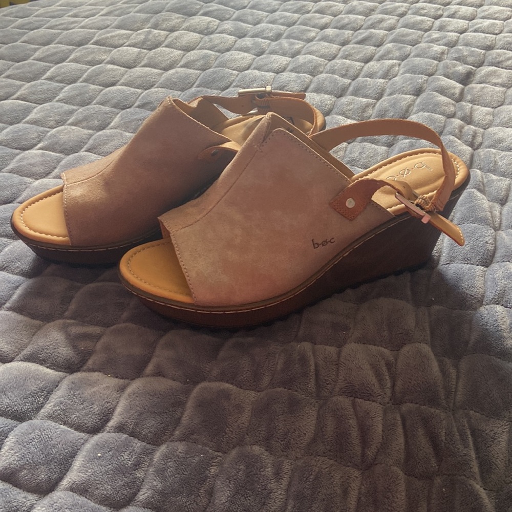 NWOT WEDGES BY B.O.C. SZ 9